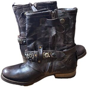 New Feud Britannia Women’s Leather Edgy Biker Boots- Metal Hardware